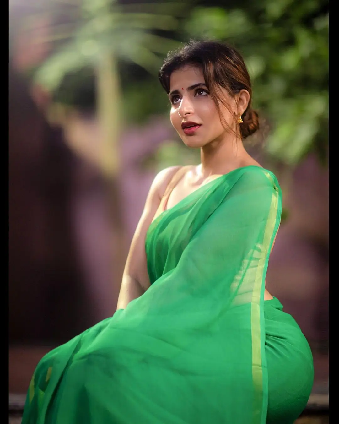 Indian Girl Iswarya Menon In Traditional Green Saree Sleeveless Yellow Blouse